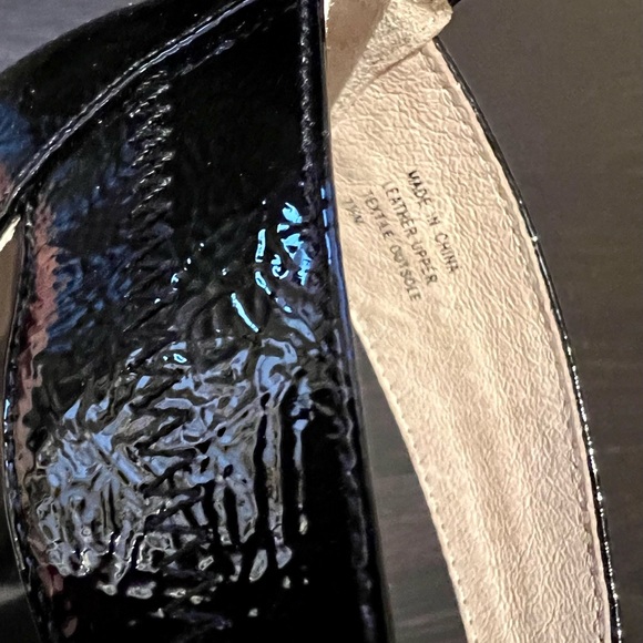 Michael Kors Berkeley T Strap Sandles - Picture 6 of 9